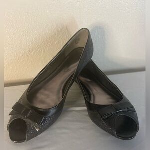 Fiona~Comfy~Black Shimmery Synthetic~Slip-On Flats~Open Toe~Bow Detail~Size 8.5
